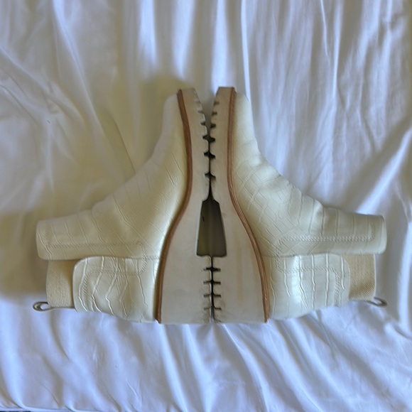 Dolce Vita White Ankle Boots with Chunky Sole - Picture 3 of 6